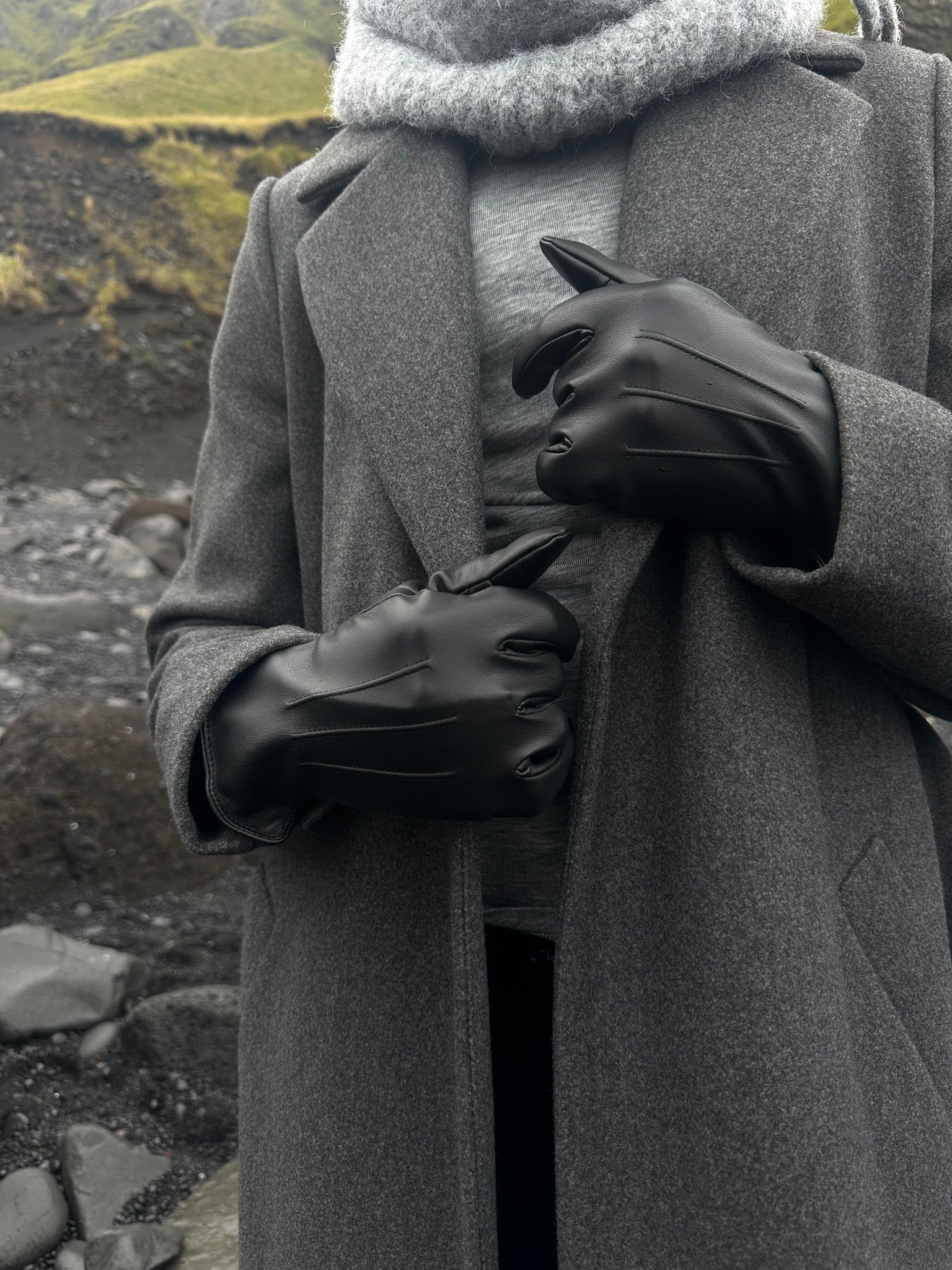 PCCELLIE Gloves - Black - Image 2